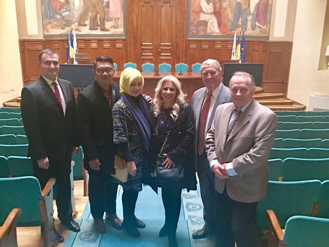 Intalnire organizata de IRSEA pentru  studentii de le REI, ASE cu primarul orasului Bandung, Indonezia